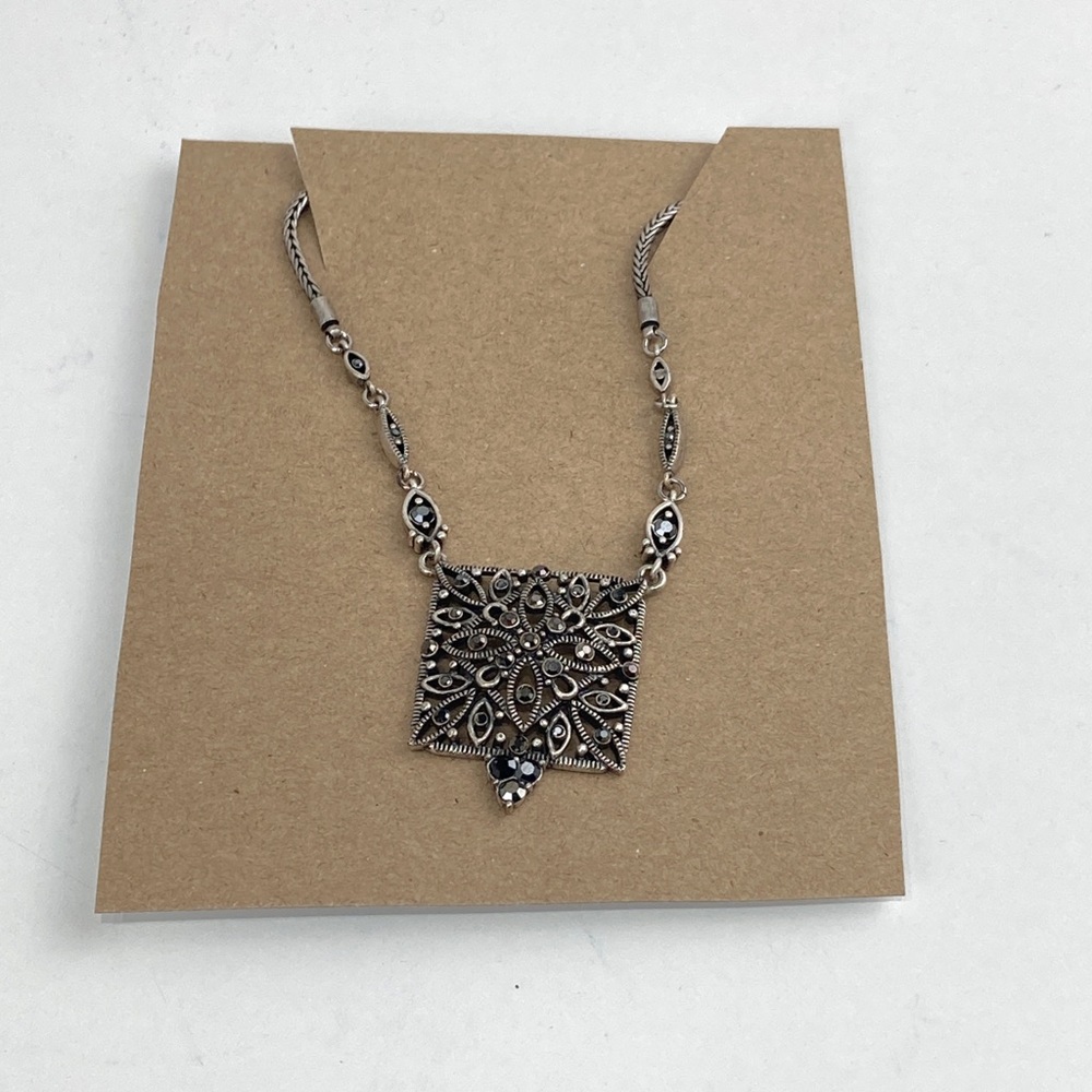 VTG black and silver tone necklace with a square pendant - Picture 9 of 11